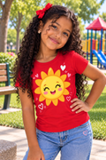 Niña con polo rojo sol feliz