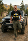 Modelo hombre con camioneta Toyota - Polo Aventura Rural